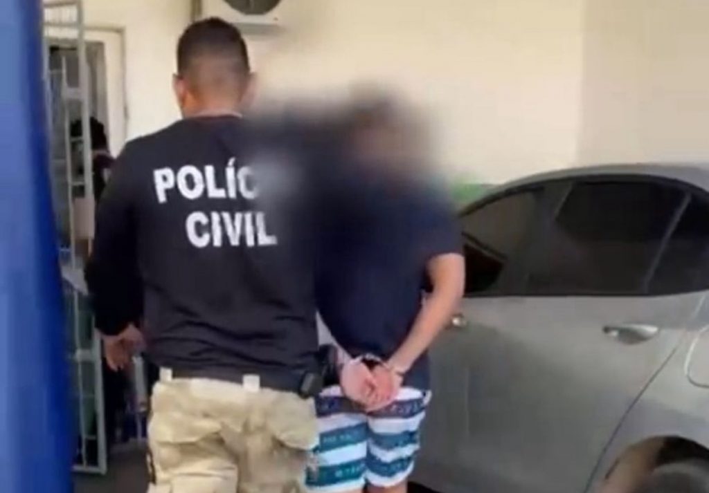 Momento que o suspeito chega à delegacia