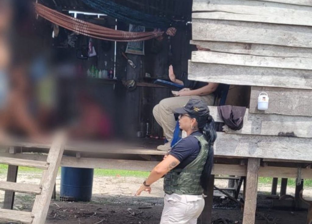 Homem é preso após manter “casamento” com menina de 11 anos em Manacapuru Momento da prisão do abusador em Manacapuru