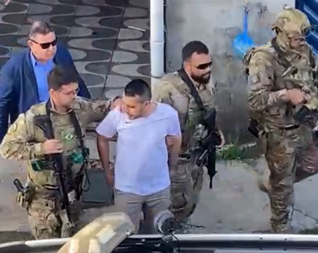 VÍDEOS: Operação desarticula núcleo jurídico e operacional do Comando Vermelho no AM Agentes da FICCO cumprem mandados da Operação Roque contra núcleo jurídico do Comando Vermelho em Manaus