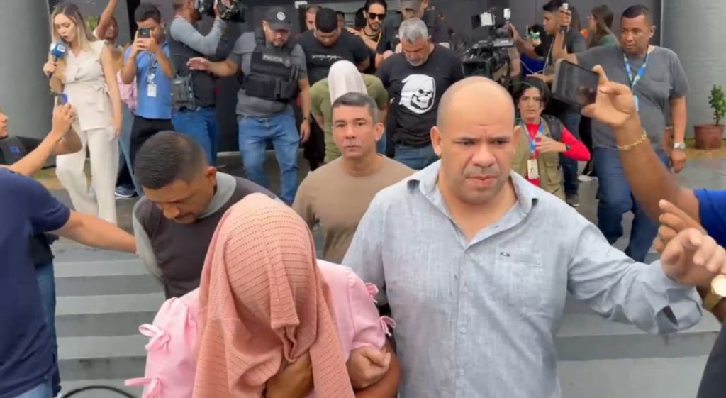 Policiais civis durante operação resultando em prisões de suspeitos de homicídio e sequestro em Manaus