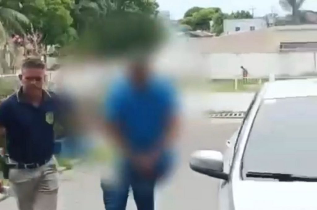 VÍDEO: Professor é preso após assediar aluna dentro de escola no AM Professor de 57 anos é conduzido à delegacia pela Polícia Civil após ser preso em flagrante por importunação sexual contra aluna em Manacapuru (AM).