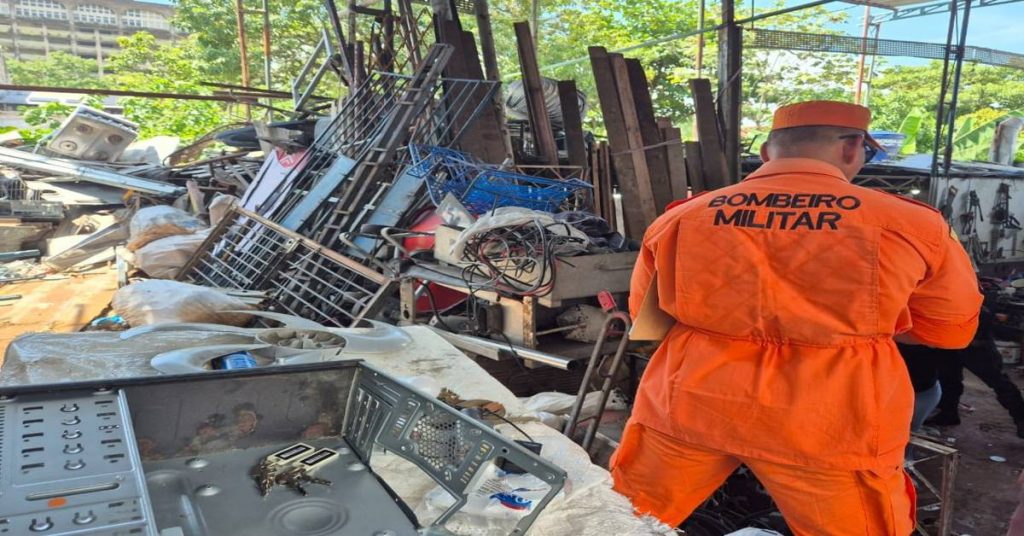 Sucatarias autuadas em Manaus pelo CIF (Foto: Fábio Alves)