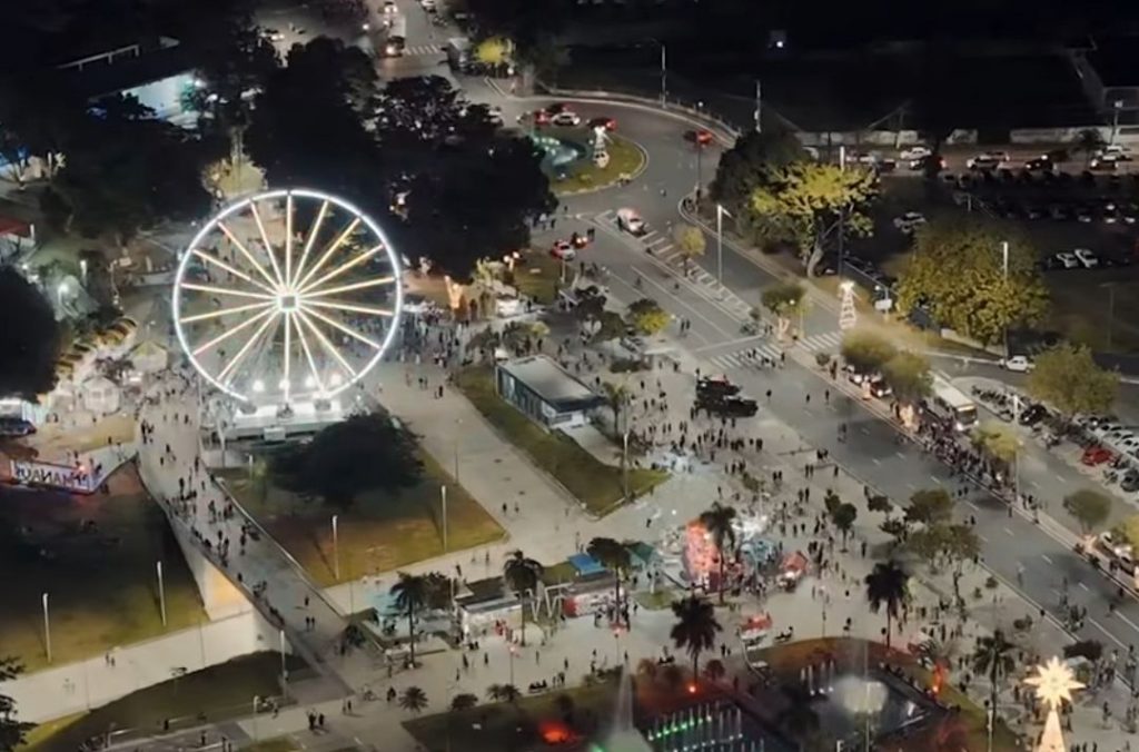 Roda-gigante instalada no Complexo Turístico Ponta Negra, em Manaus