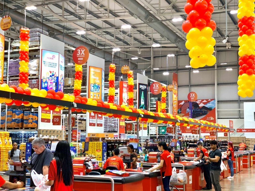 Supermercado abre 112 vagas para profissionais com mais de 50 anos em Manaus profissionais com mais de 50 anos trabalhando como empacotadores em supermercado de Manaus