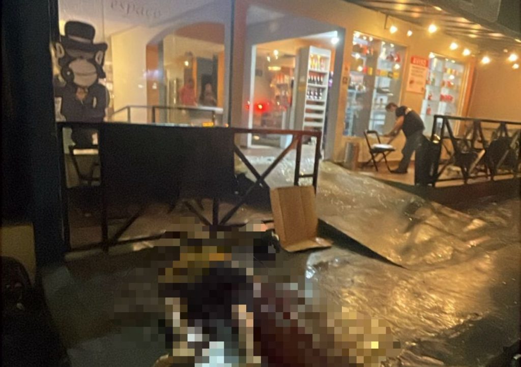 Em Manaus, homem é assassinado em frente à tabacaria por pistoleiros em moto Local onde homem foi morto a tiros em frente a tabacaria no bairro Dom Pedro em Manaus