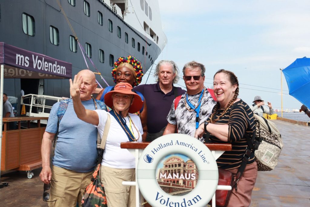 O Governo do Amazonas, por meio da Empresa Estadual de Turismo, Amazonastur, realizou o receptivo dos passageiros do MS Volendam no Porto de Manaus