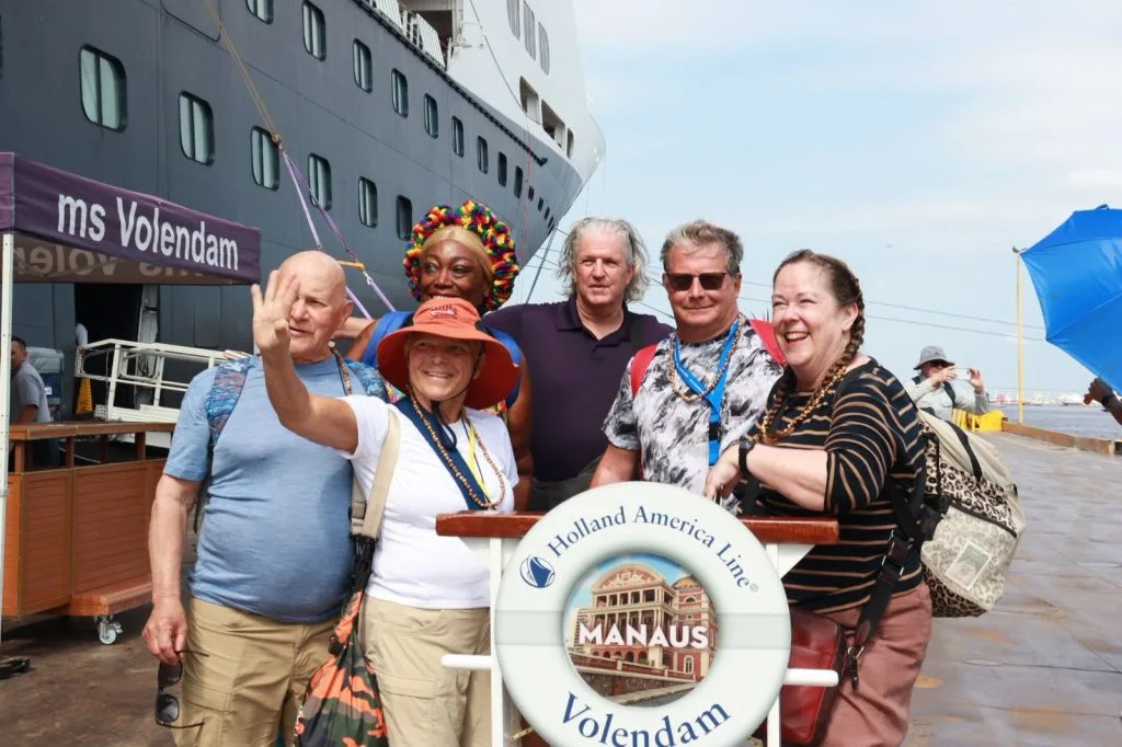 O Governo do Amazonas, por meio da Empresa Estadual de Turismo, Amazonastur, realizou o receptivo dos passageiros do MS Volendam no Porto de Manaus