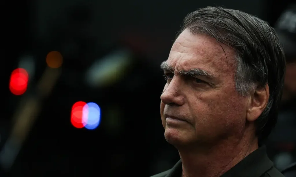 Justiça suspende benefícios vitalícios durante prisão de Bolsonaro Juiz determina suspensão de benefícios vitalícios de Jair Bolsonaro