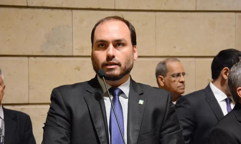 Carlos Bolsonaro renuncia mandato de vereador e segue para disputar o Senado por SC Carlos Bolsonaro, política nacional, Santa Catarina