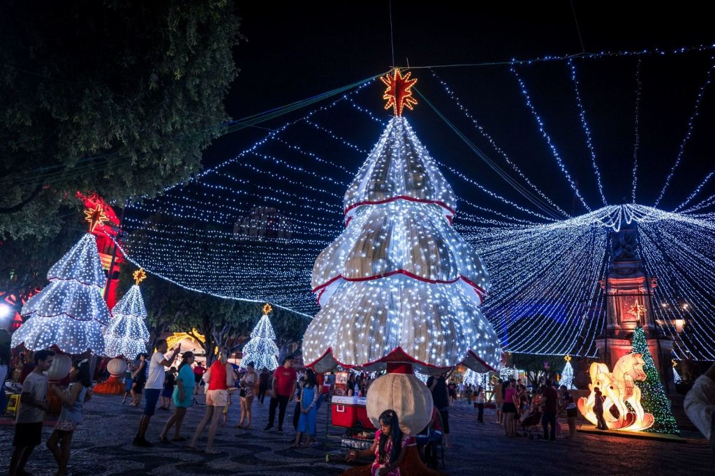 Largo de São Sebastião decorado para o projeto Mundo Encantado do Natal.(Foto: Divulgação)