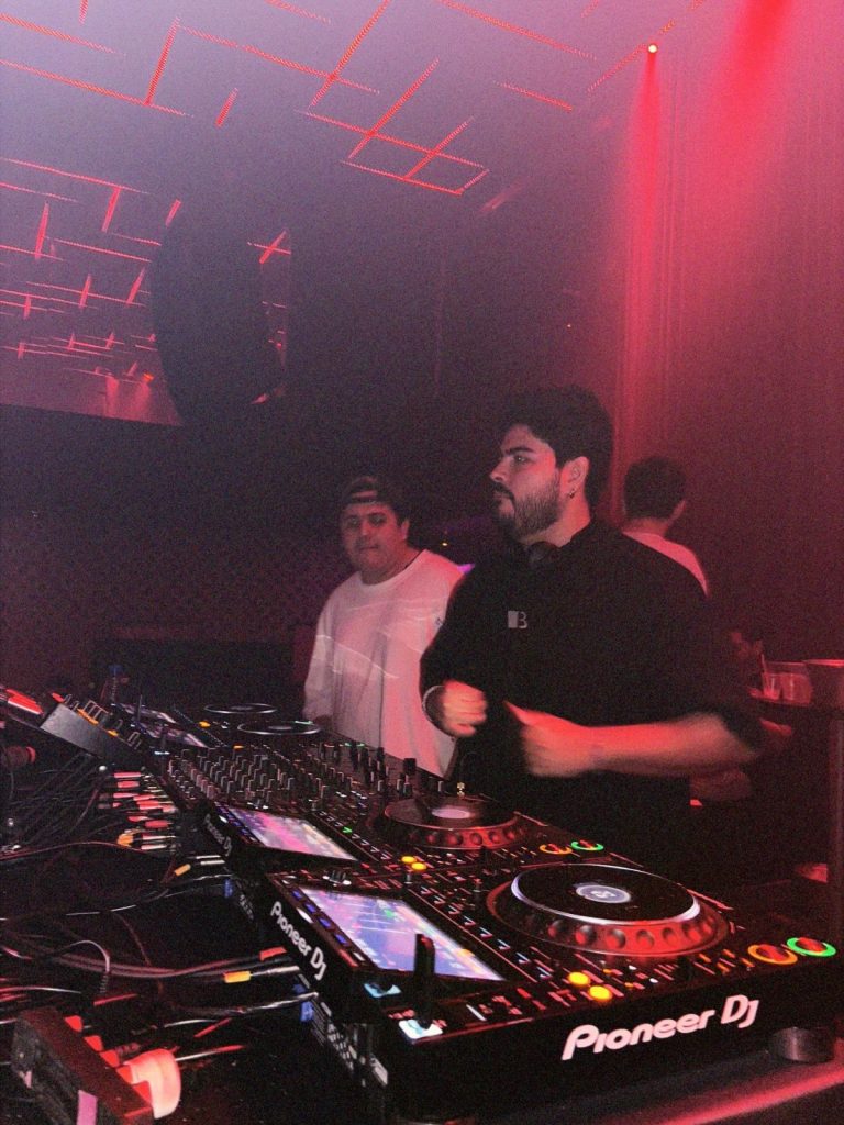 Djs de Manaus fazem apresentação no Cave Bar