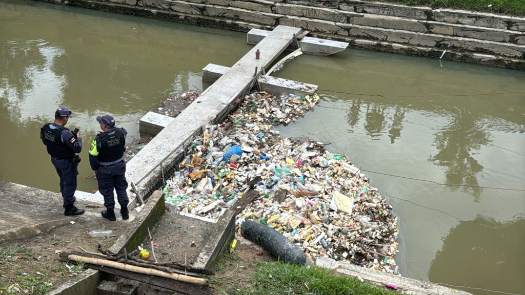 Corpo é encontrado em ecobarreira no bairro Alvorada, em Manaus Corpo de homem preso em ecobarreira no igarapé do bairro Alvorada, em Manaus