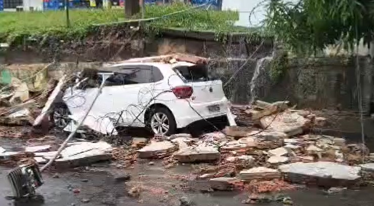 Chuva forte gera 12 ocorrências e causa transtornos em Manaus Muro da empresa Ambev desaba sobre carro durante temporal em Manaus