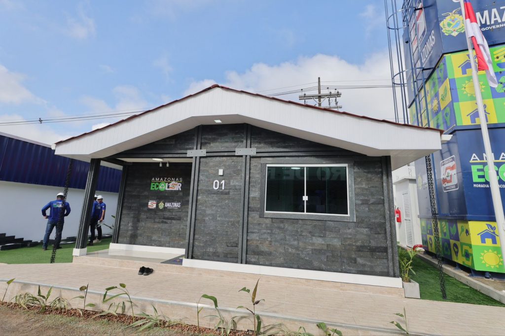 Modelo de casa sustentável feita com plástico reciclado apresentado em Manaus