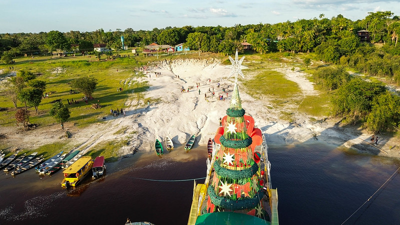 Embarcação do Natal das águas da Prefeitura de Manaus chega à comunidades da Zona Rural (Foto: Divulgação)