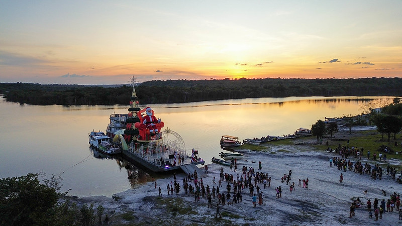 Embarcação do Natal das águas da Prefeitura de Manaus chega à comunidades da Zona Rural (Foto: Divulgação)