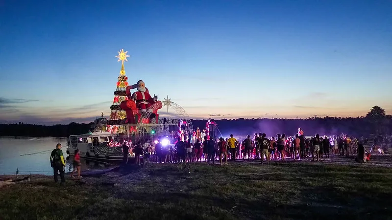 Embarcação do Natal das águas da Prefeitura de Manaus chega à comunidades da Zona Rural