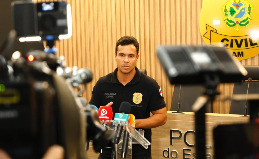 Delegado Adriano Félix da Policia Civil do Amazonas explica esquema criminoso à imprensa