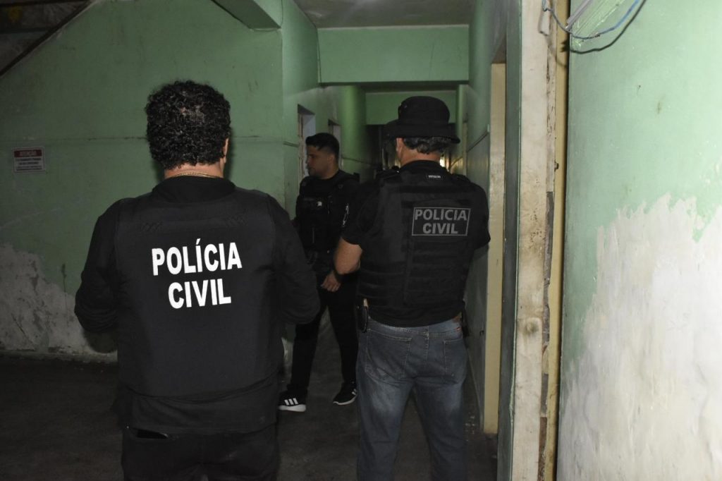 Polícia Civil do Amazonas durante operação de combate a crimes contra crianças