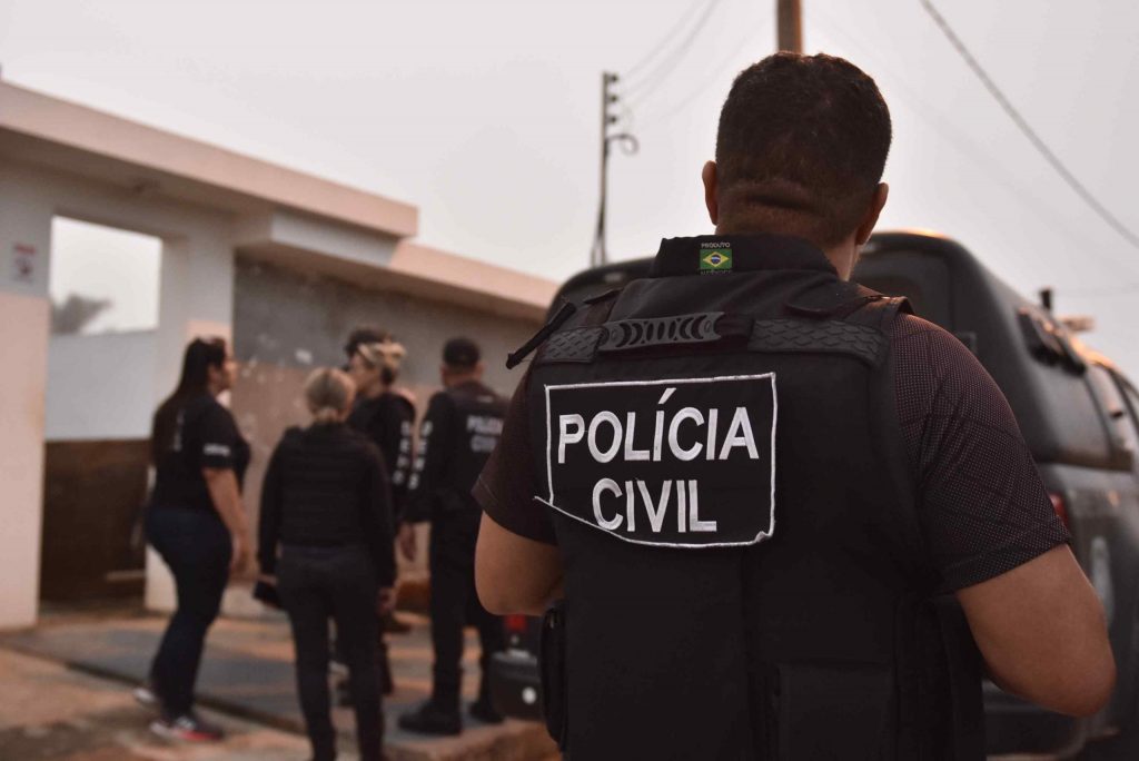 Policiais civis conduzem massagista preso em Manaus acusado de crimes sexuais no Pará.