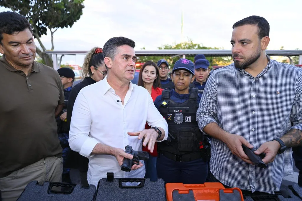 Agentes da Guarda Municipal de Manaus recebem novas pistolas durante apresentação oficial
