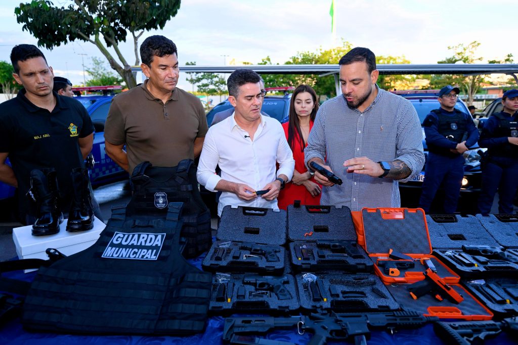 Agentes da Guarda Municipal de Manaus recebem novas pistolas durante apresentação oficial
