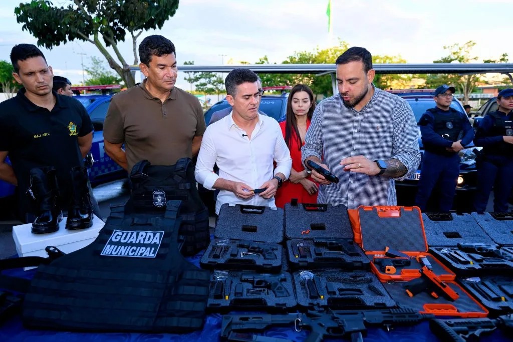 Agentes da Guarda Municipal de Manaus recebem novas pistolas durante apresentação oficial