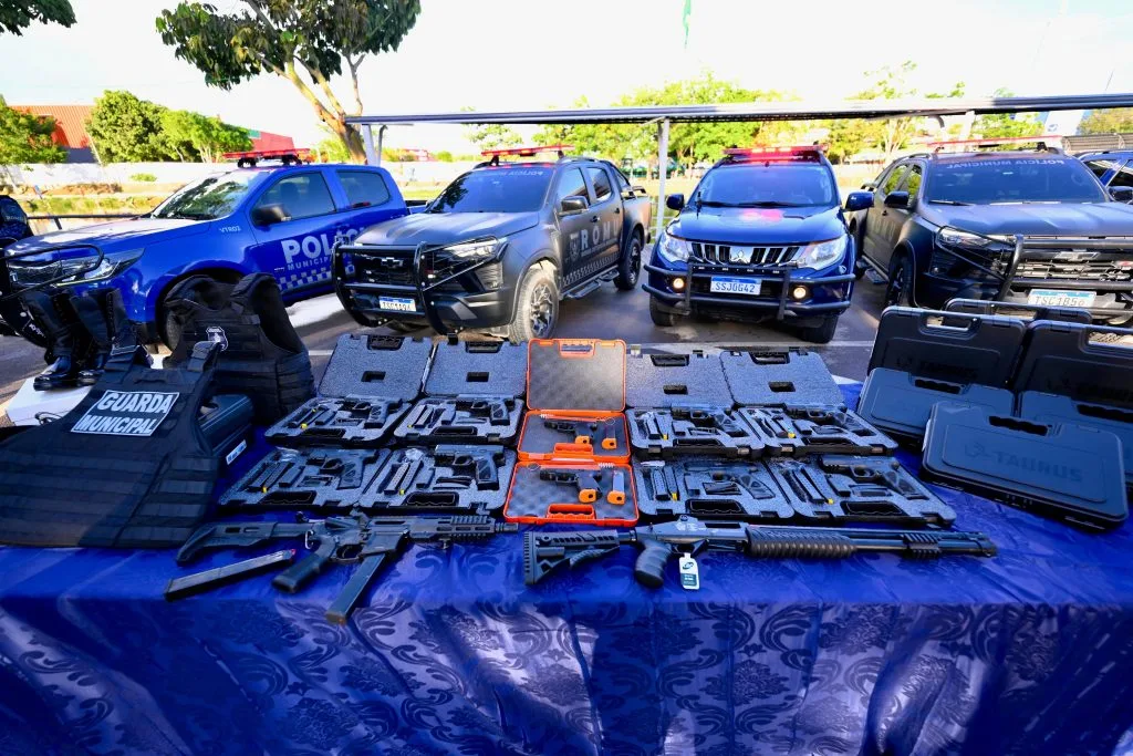 Agentes da Guarda Municipal de Manaus recebem novas pistolas durante apresentação oficial