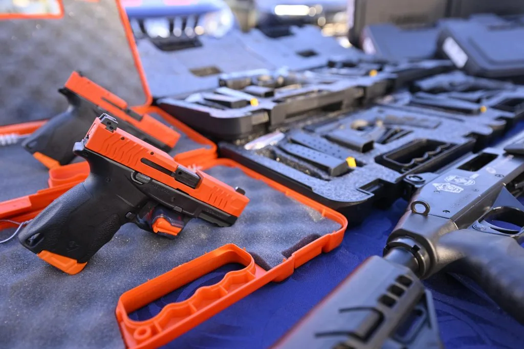 Agentes da Guarda Municipal de Manaus recebem novas pistolas durante apresentação oficial