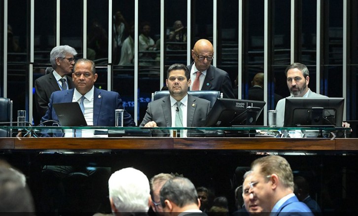 Senado aprova PL da Dosimetria; Plínio Valério é único senador do AM a votar a favor Senado Federal aprova PL da dosimetria