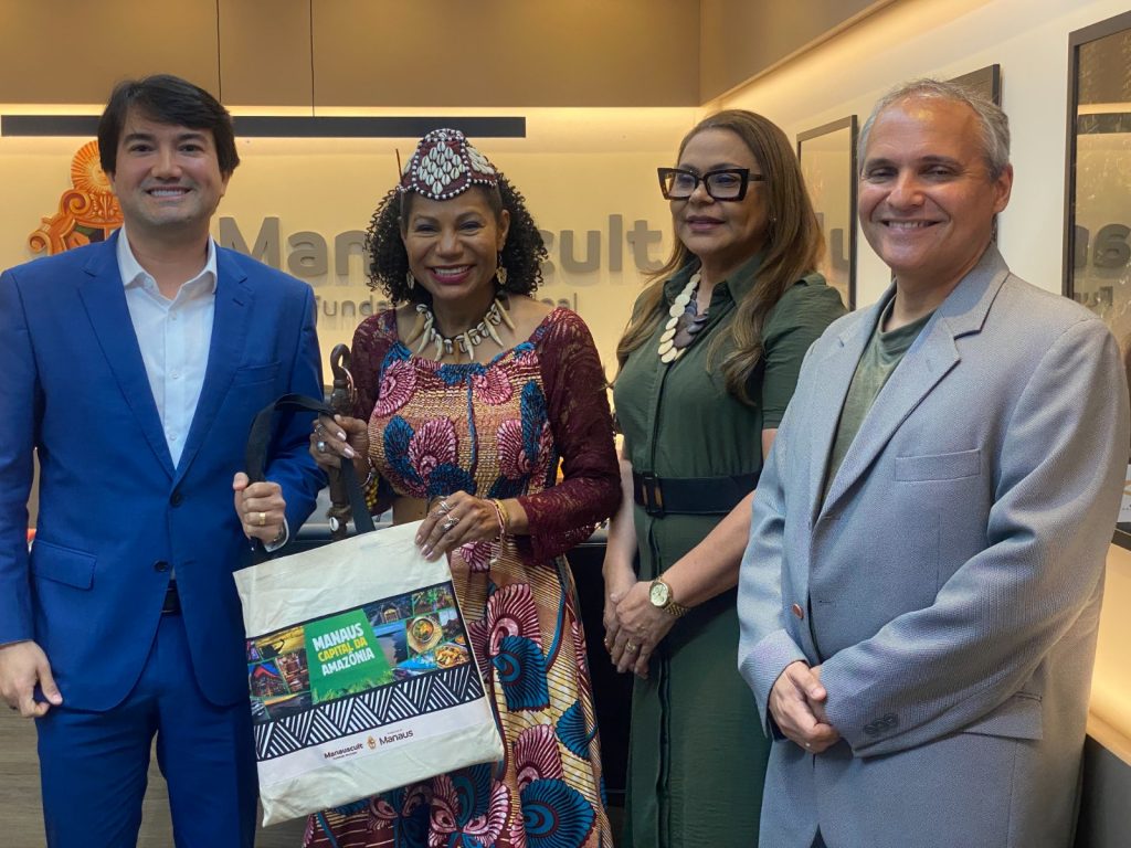 Rainha Diambi da República Democrática do Congo visita Manaus