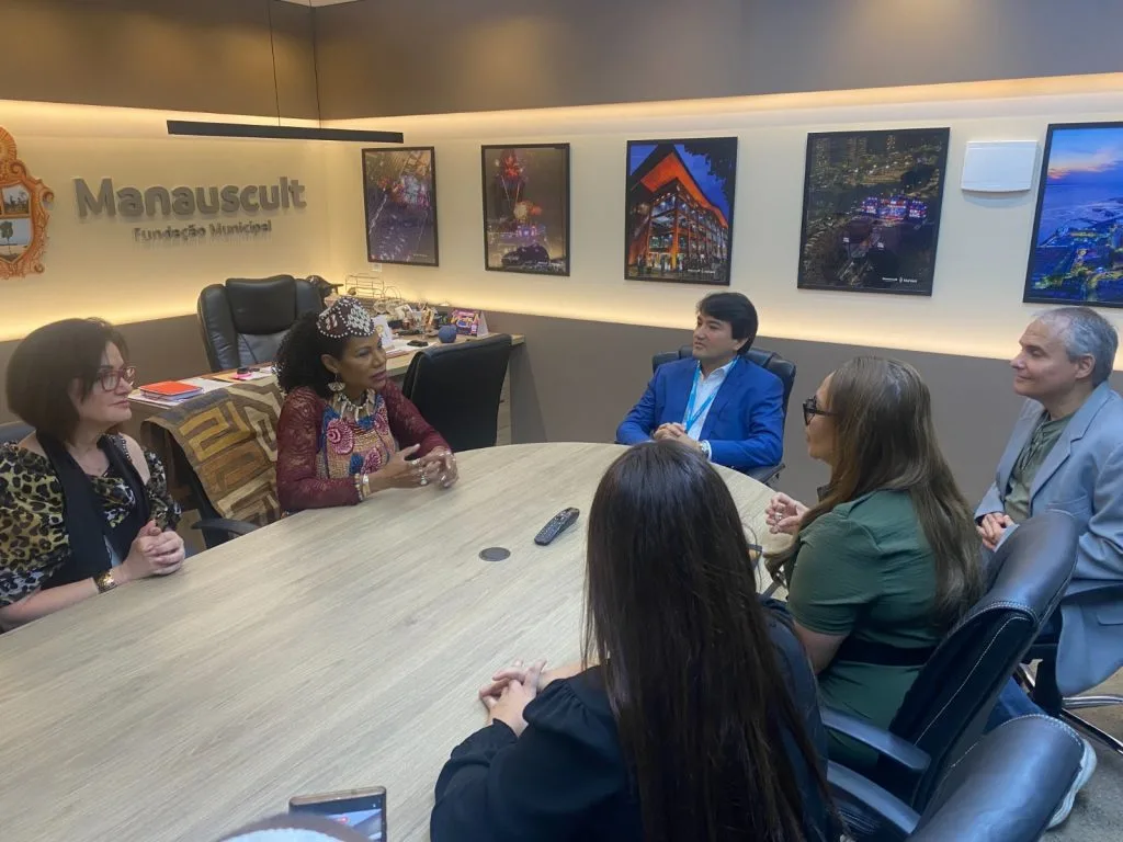 Rainha Diambi da República Democrática do Congo visita Manaus
