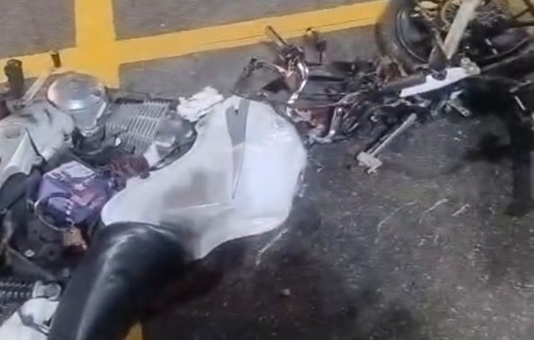 VÍDEO: Motociclista fica ferido após ser atingido por carro na contramão na Constantino Nery Motocicleta destruída após acidente com carro na contramão na Avenida Constantino Nery