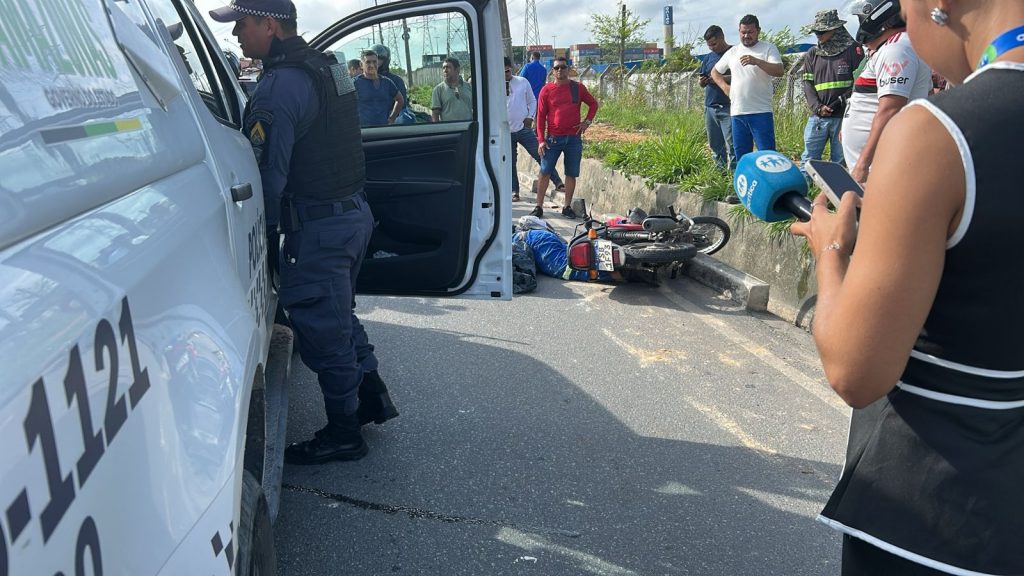 Motociclista morre em colisão com carreta na Bola da Samsung Acidente entre motocicleta e carreta na Bola da Samsung, no Distrito Industrial de Manaus