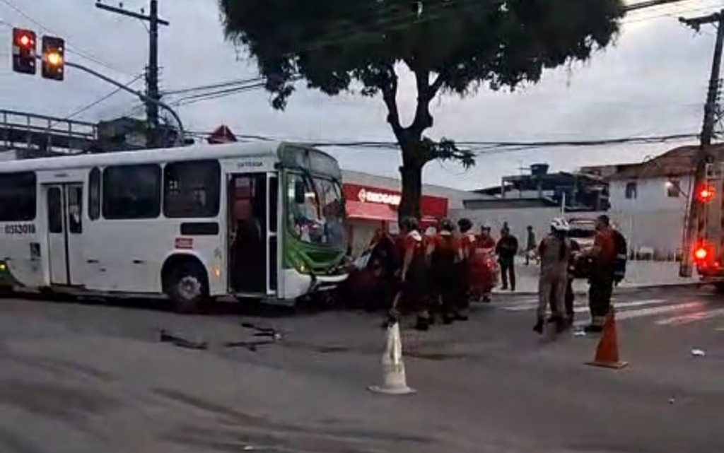 Carro destruído após colisão frontal com ônibus no bairro Educandos, em Manaus