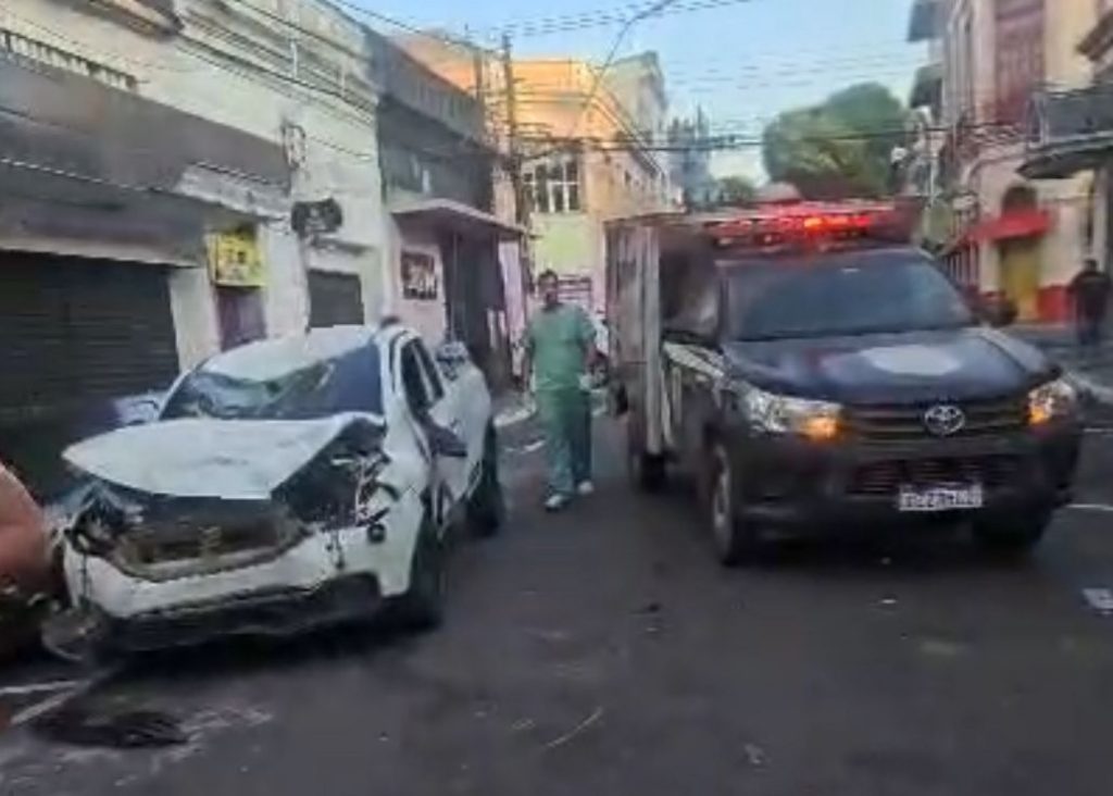 Vídeo mostra colisão violenta que matou vigilante no Centro de Manaus Vigilante Ney da Silva Moura morto em colisão entre moto e carro no Centro de Manaus, registrado por câmeras de segurança.