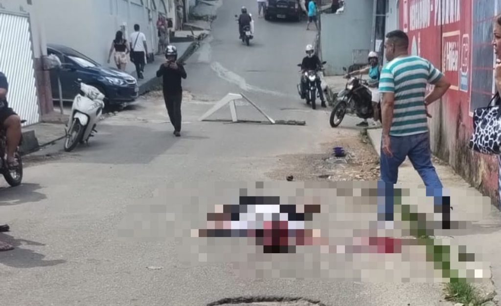 Motociclista morre atropelado por carro e jovem fica ferida na Zona Leste de Manaus Local do atropelamento na rua Amazonas, no bairro Ouro Verde, em Manaus