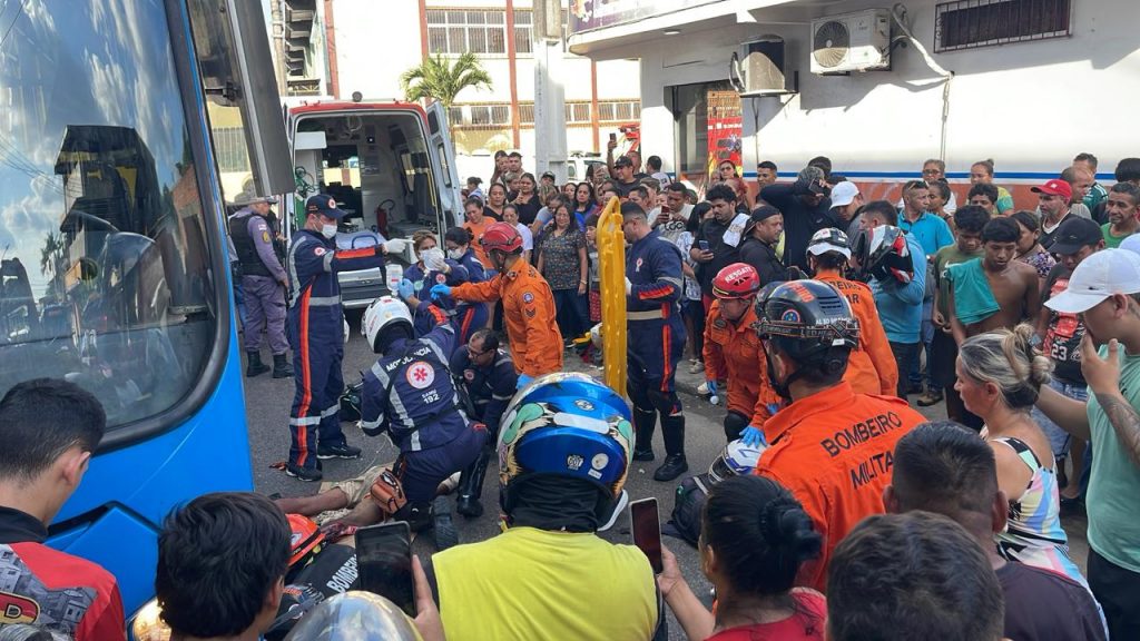 VÍDEO: Motociclista tem perna esmagada por ônibus durante grave acidente em Manaus Motociclista preso sob ônibus após acidente no Novo Israel em Manaus