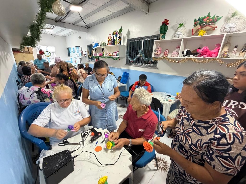 Prefeitura de Manaus promove oficina de artesanato para idosos no Jorge Teixeira Idosos participando de oficina de artesanato promovida pela Prefeitura de Manaus