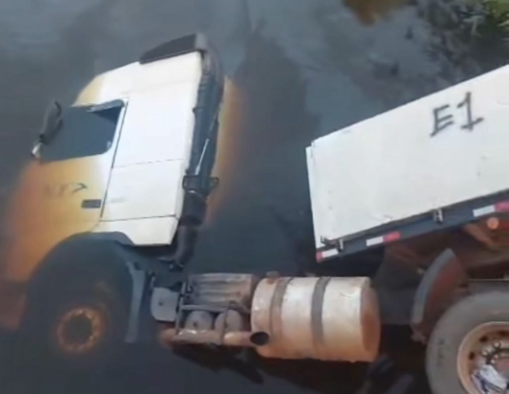 Carreta despenca de ponte e fica submersa em igarapé na BR-319; veja vídeo Carreta submersa após cair de ponte na BR-319