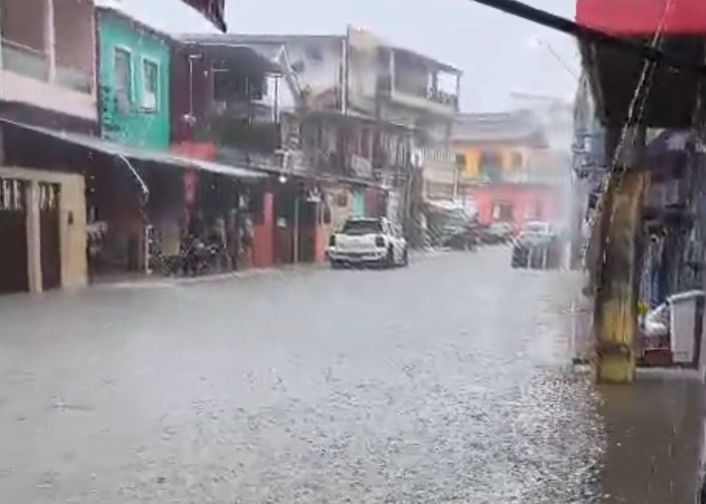 VÍDEO: Forte chuva causa 22 ocorrências em vários pontos de Manaus Equipes da Defesa Civil atendem ocorrências após forte chuva em Manaus