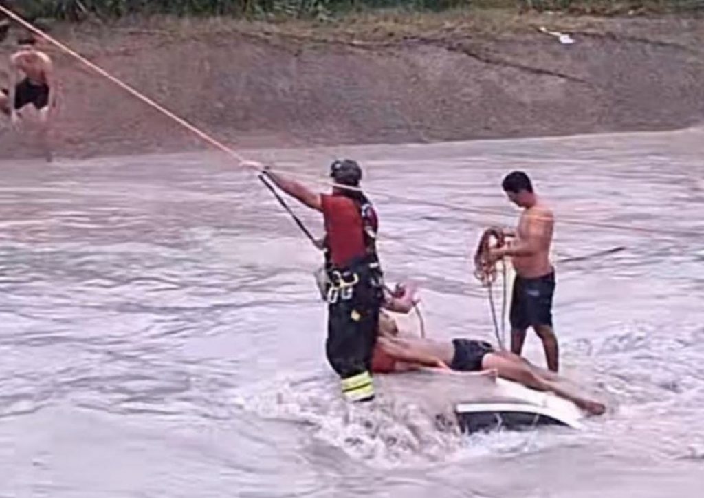 Morre jovem resgatado após carro cair em igarapé durante temporal em Manaus