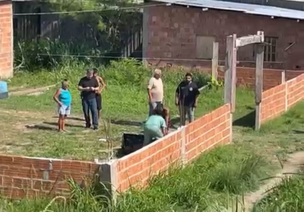 Corpo de homem é encontrado com marcas de agressão no Novo Aleixo Corpo de homem encontrado com marcas de agressão em terreno baldio no Novo Aleixo