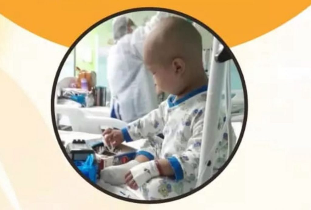 Mãe faz vaquinha para pagar exame urgente de criança com câncer no Amazonas Mãe de criança com câncer pede ajuda para custear exame urgente no Amazonas