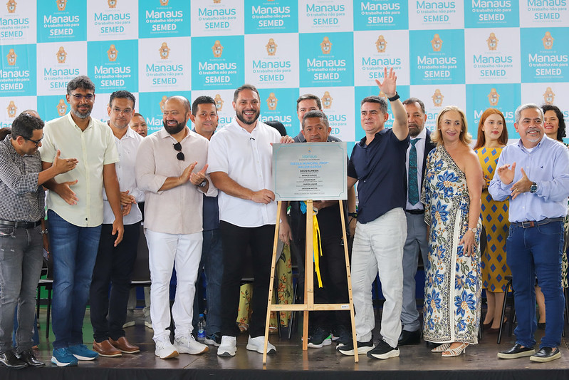 David Almeida entrega escola-modelo e anuncia R$ 136,5 mi para educação em Manaus Prefeito David Almeida durante a reinauguração da escola municipal Waldir Garcia em Manaus