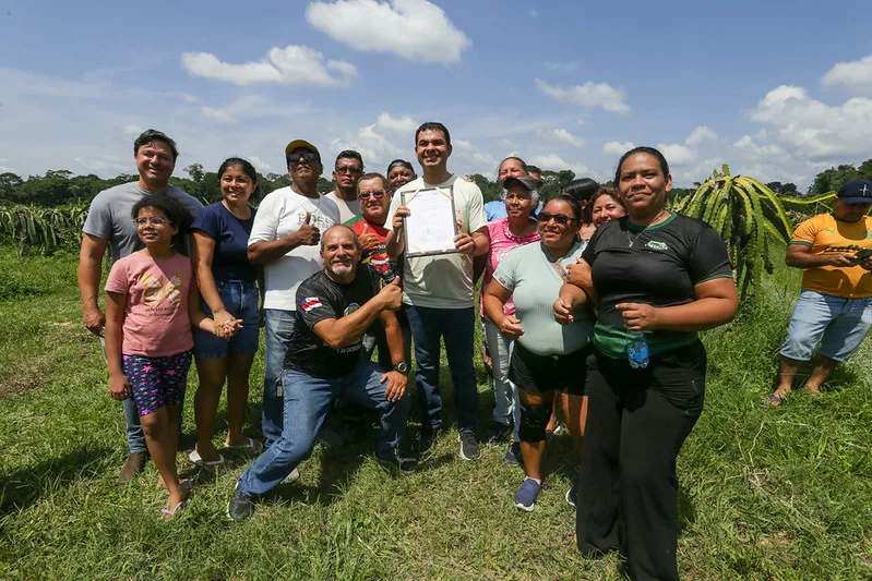 Assinatura de serviço para asfaltamento e infraestrutura no Ramal Água Branca, na Zona Rural de Manaus