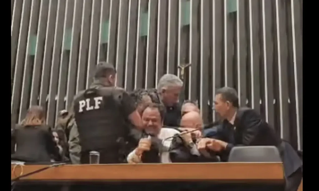 VÍDEO: Glauber Braga é retirado à força da Câmara após ocupar cadeira da presidência Glauber Braga sendo retirado à força da presidência da Câmara durante protesto