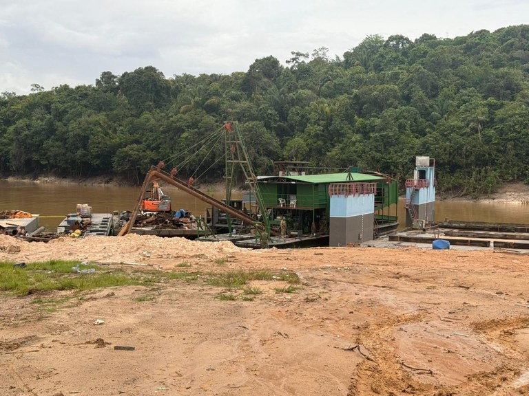 PF desmantela estaleiros clandestinos e destrói dragas do garimpo ilegal no AM Polícia Federal apreende dragas e embarcações usadas no garimpo ilegal em Manaus