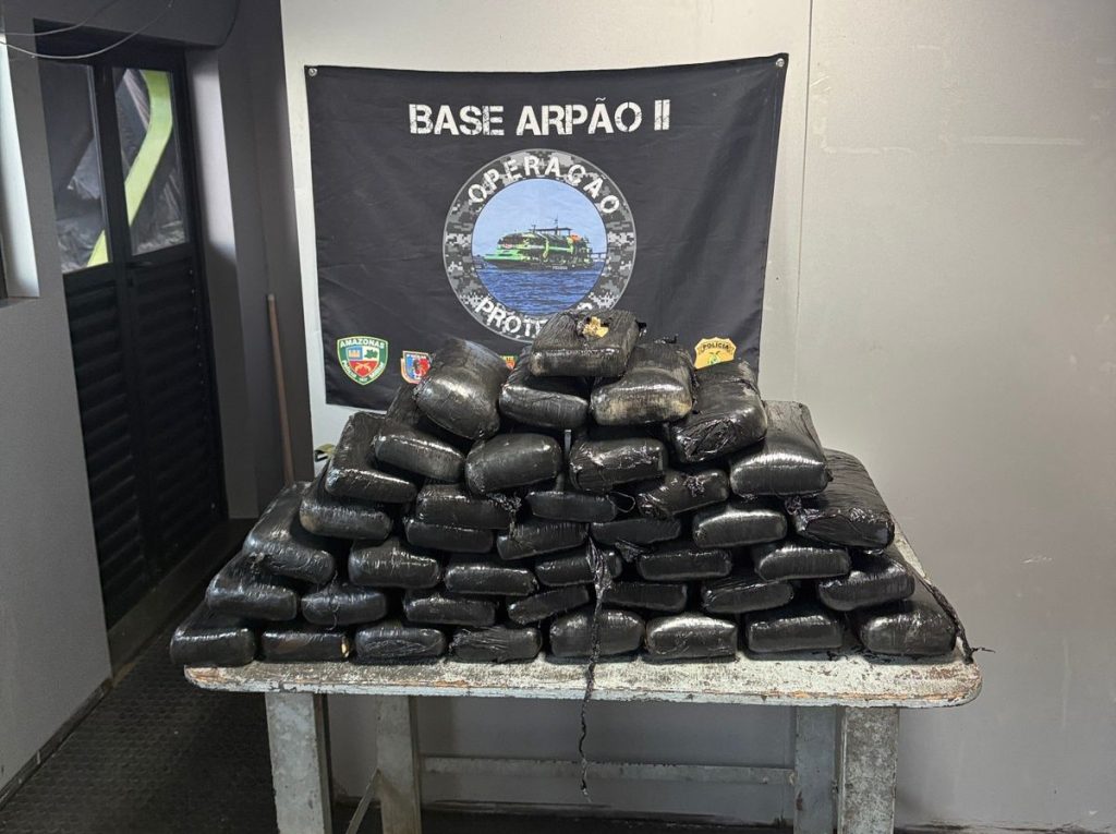 Cadela policial Athena encontra 42 kg de skunk escondidos em balsa no Amazonas Athena sinalizou possível presença de drogas na proa da embarcação. Bombeiros militares acessaram o porão