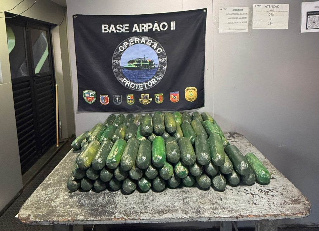 Porções de cocaína em formato cilíndrico apreendidas pela PMAM na operação Arpão